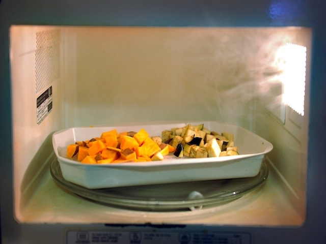 microwaves heat food using microwave energy