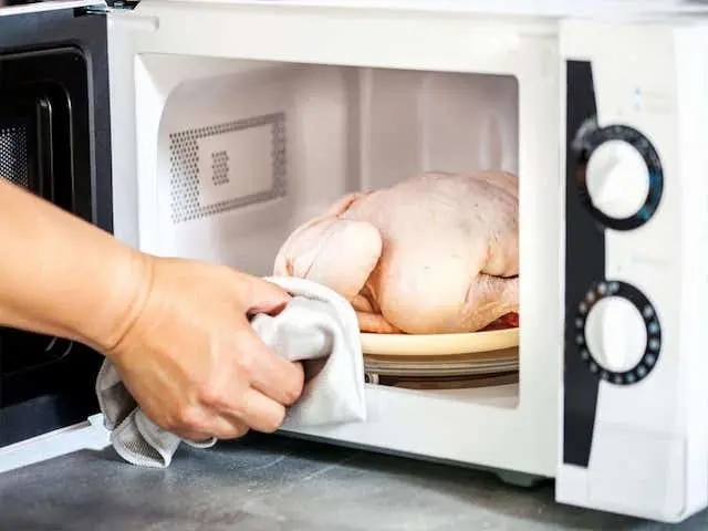 How to defrost chicken in microwave